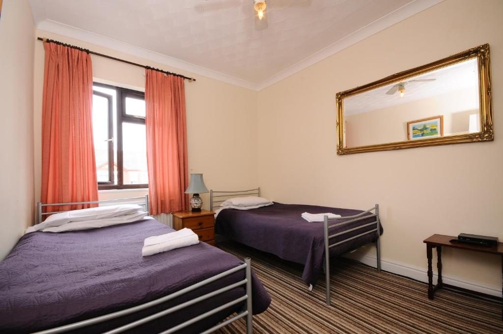 Twin Room with Shared Bathroom